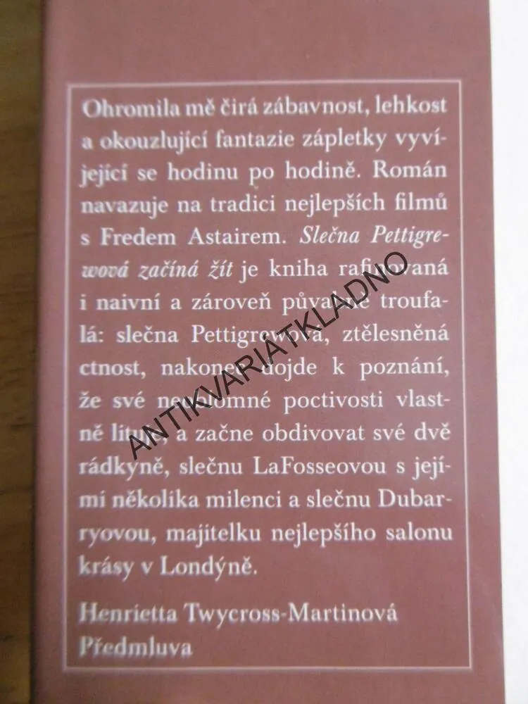 SLEČNA PETTIGREWOVÁ ZAČÍNÁ ŽÍT, WINIFRED WATSONOVÁ, **an