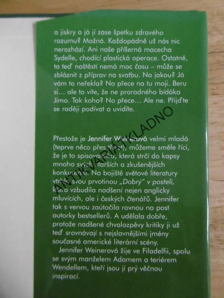 ZNÁ JI JAKO SVÝ BOTY, JENNIFER WEINEROVÁ, **an