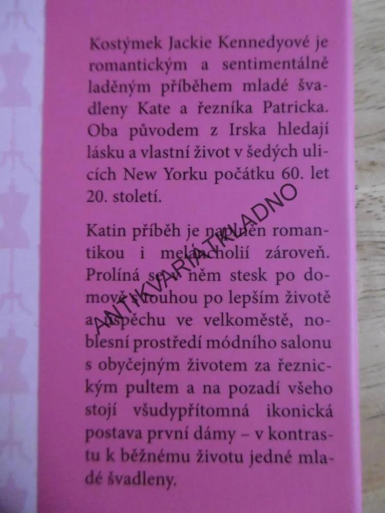 KOSTÝMEK JACKIE KENNEDYOVÉ, NICOLE MARY KELBYOVÁ, **an