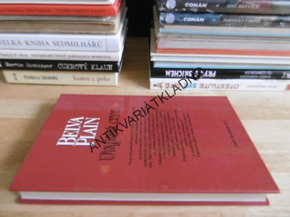 UTAJENÉ CITY, BELVA PLAINOVÁ, **an