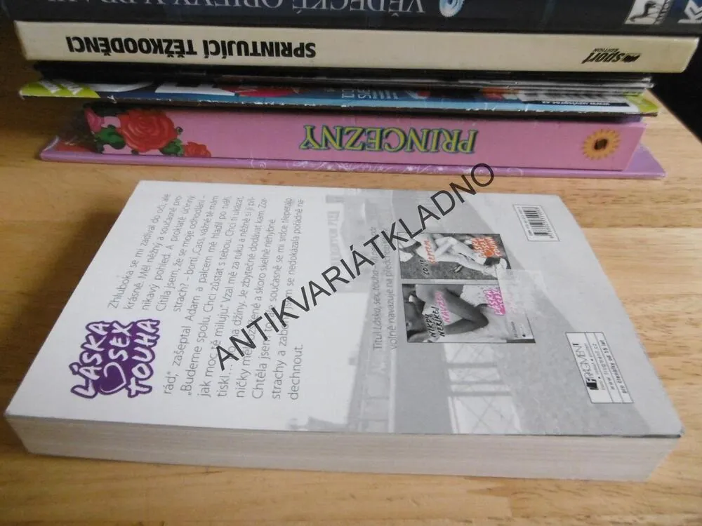 TŘI NEJSOU PÁR, LÁSKA SEX TOUHA, ALI CRONIN, **an