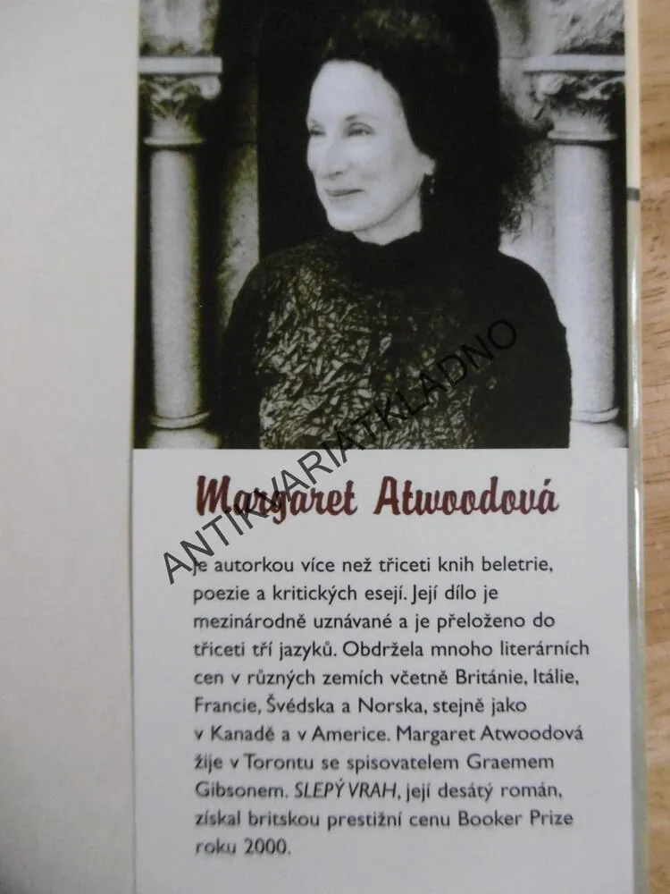 SLEPÝ VRAH, MARGARET ATWOODOVÁ, **an