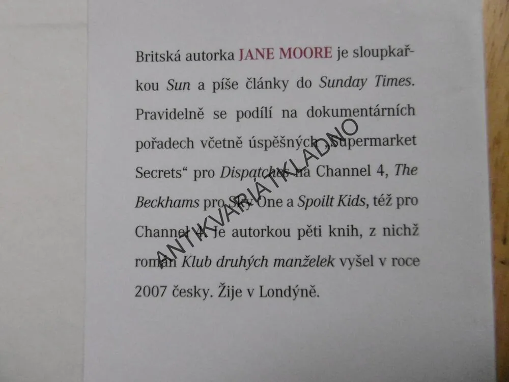 IDEÁLNÍ DÁRCE, JANE MOORE, **an