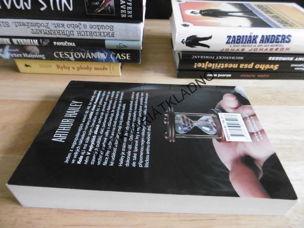 V NEJVYŠŠÍCH SFÉRÁCH, ARTHUR HAILEY, **an