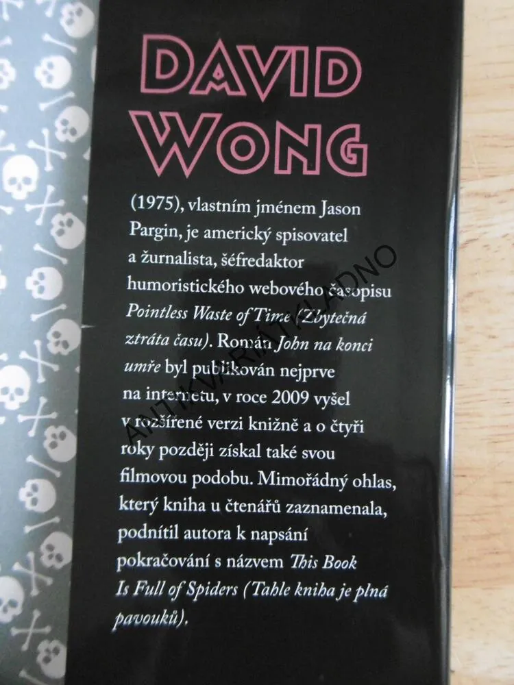 JOHN NA KONCI UMŘE, DAVID WONG, **an