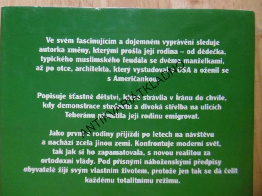 ŽENA MEZI DVĚMA SVĚTY, TARA BAHRAMPOUROVÁ, **an