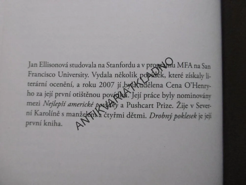 DROBNÝ POKLESEK, JAN ELLISONOVÁ, **an