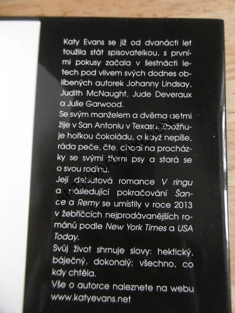 VE VÍRU ROCKU, KATY EVANS, **an
