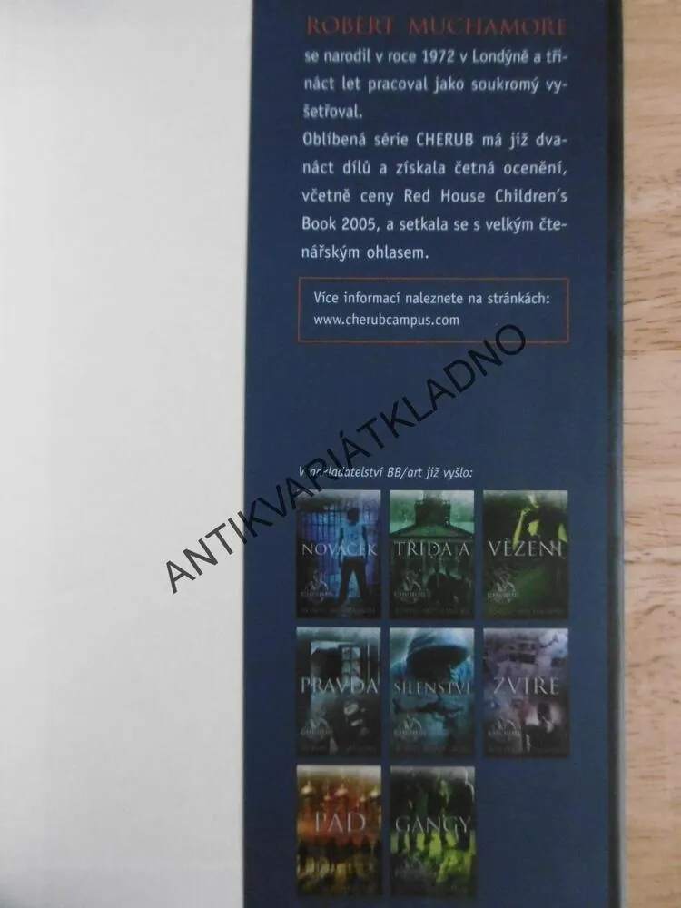 NÁMĚSÍČNÍK, ROBERT MUCHAMORE, **AN