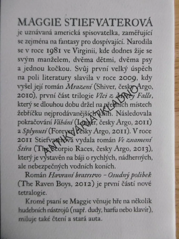 OSUDNÝ POLIBEK, MAGGIE STIEFVATEROVÁ, **an