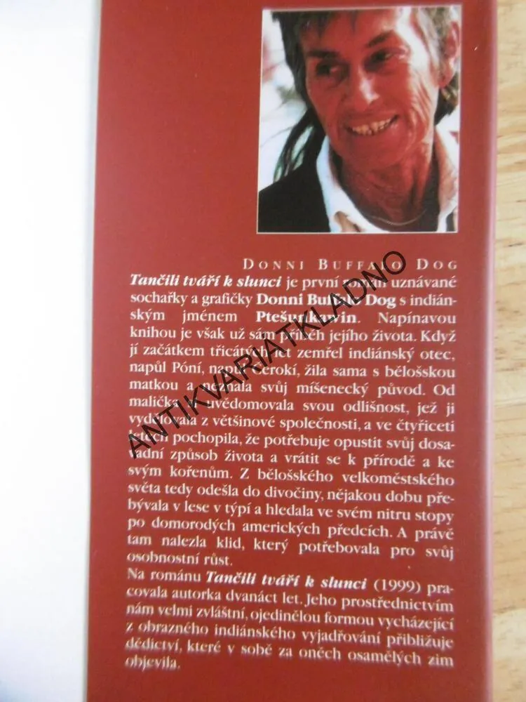 TANČILI TVÁŘÍ K SLUNCI, DONNI BUFFALO DOG, **an
