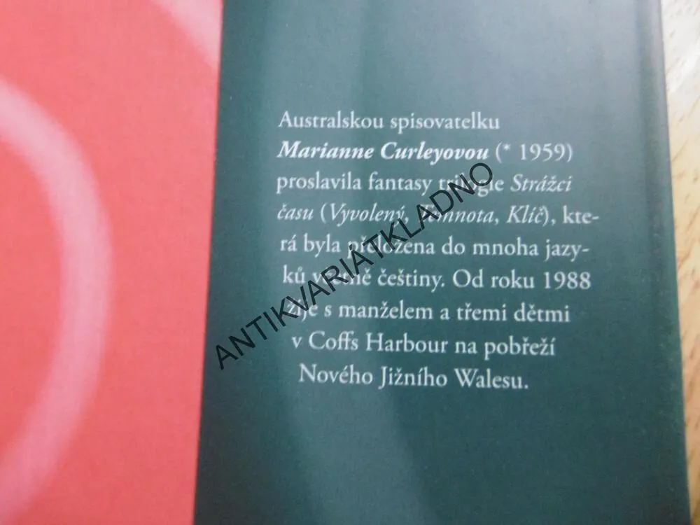 DÁVNÁ KLETBA, MARIANNE CURLEYOVÁ, **an