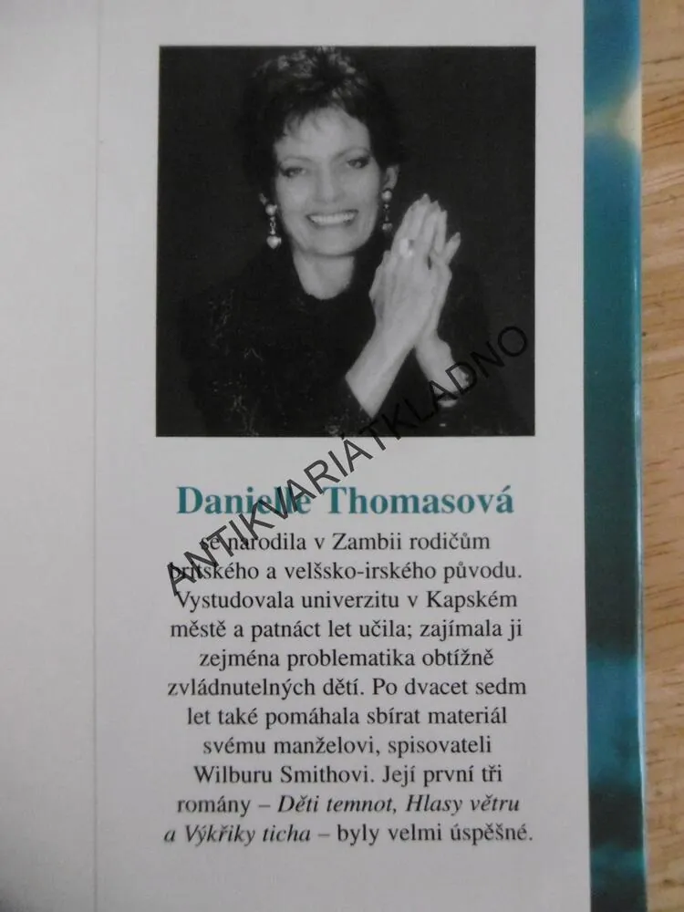 VÍŘENÍ BUBNŮ, DANIELLE THOMASOVÁ, **an