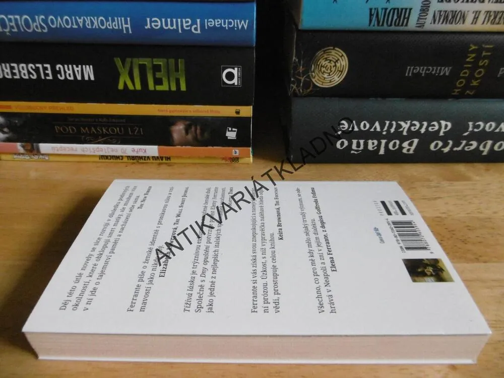 TÍŽIVÁ LÁSKA, ELENA FERRANTE, **an