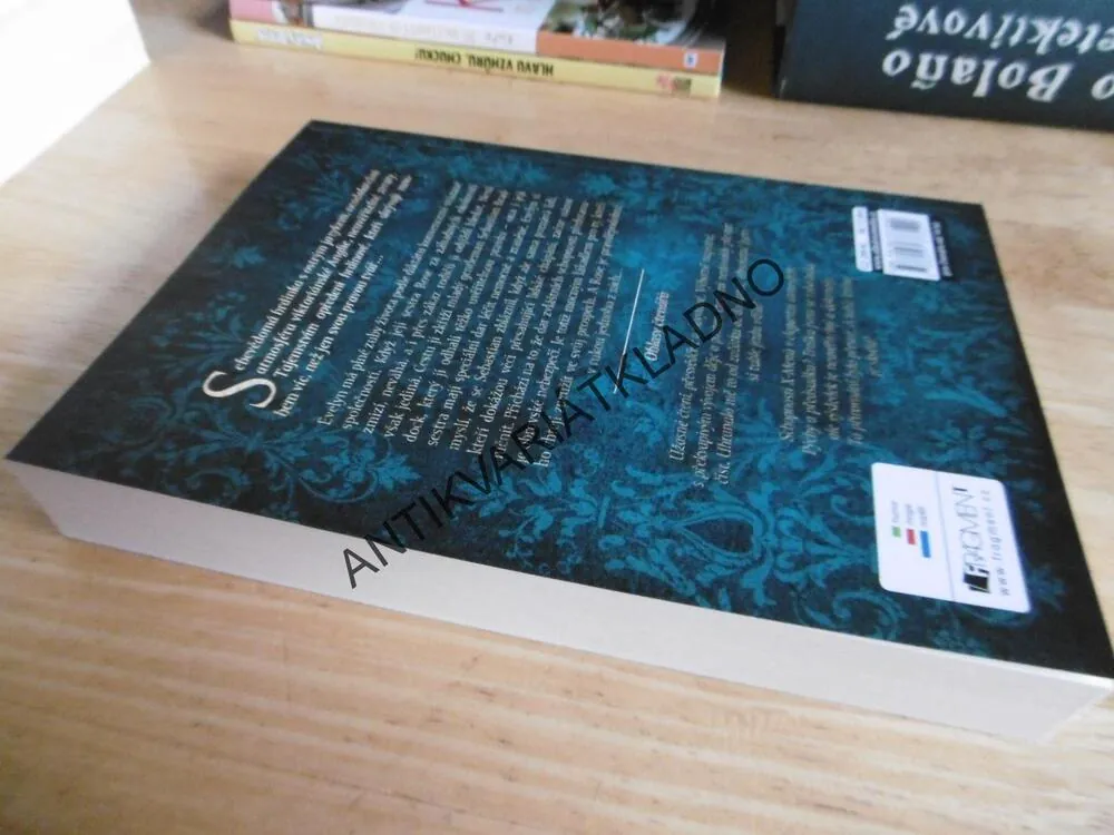 POD MASKOU LŽI, TARUN SHANKER, KELLY ZEKASOVÁ, **an