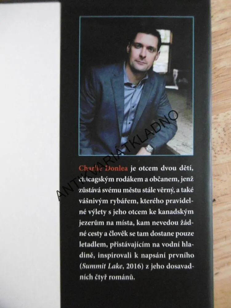 NEVĚŘTE TOMU, CHARLIE DONLEA, **an