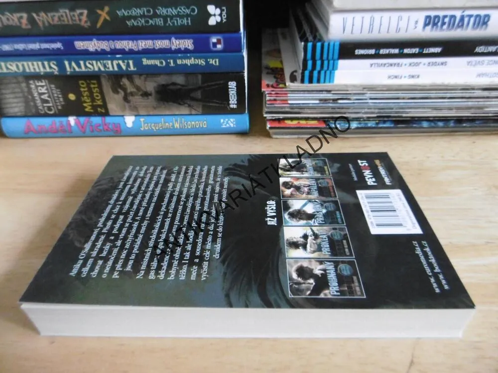 PROKLATÝ, KEVIN HEARNE, **an
