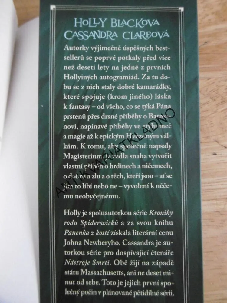 ŽELEZNÁ ZKOUŠKA, HOLLY BLACKOVÁ, **an