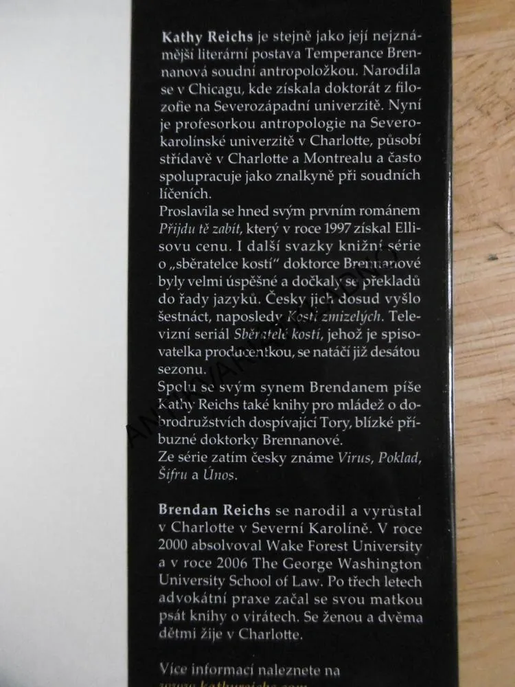 ÚNOS, KATHY REICHS, **an