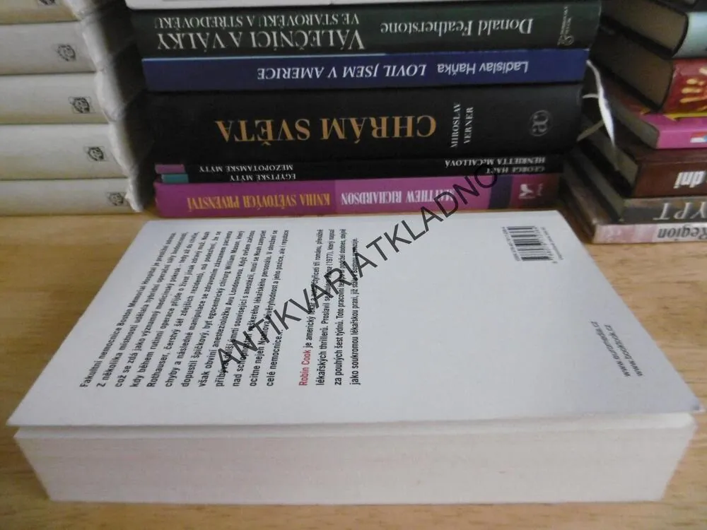 ŠARLATÁNI, ROBIN COOK, **an