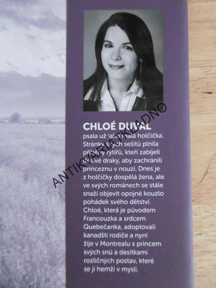 ZÁMEK U ŘEKY, CHLOÉ DUVAL,  **an