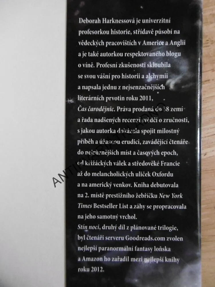STÍN NOCI, DEBORAH HARKNESSOVÁ, **an