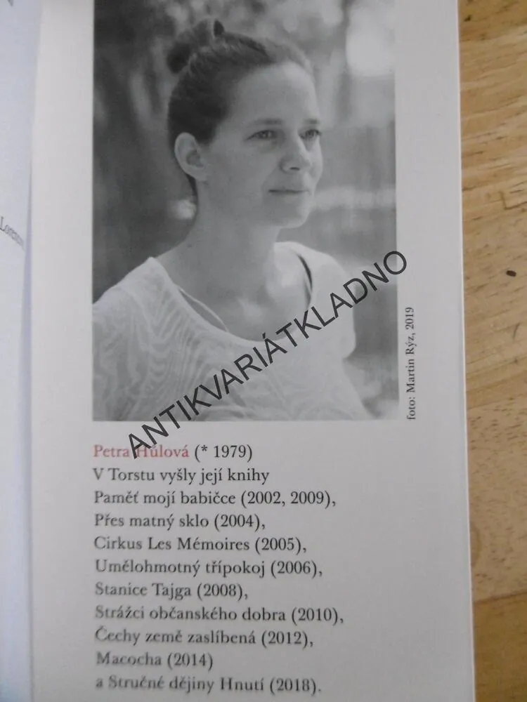 ZLODĚJKA MÝHO TÁTY, PETRA HŮLOVÁ, **an