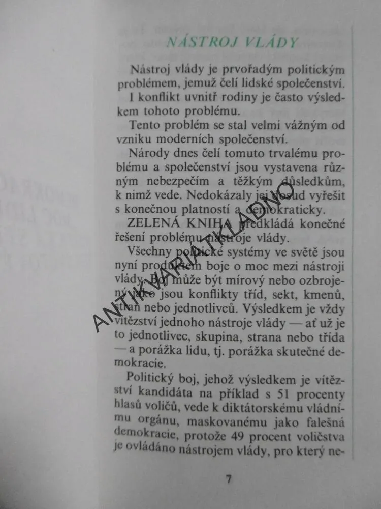 ZELENÁ KNIHA, MUAMMAR AL-KADDÁFÍ, **an