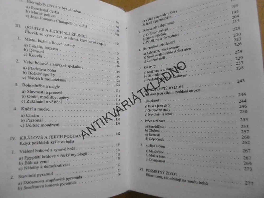 V ZEMI SFING A PYRAMID, M.BIČ, **an