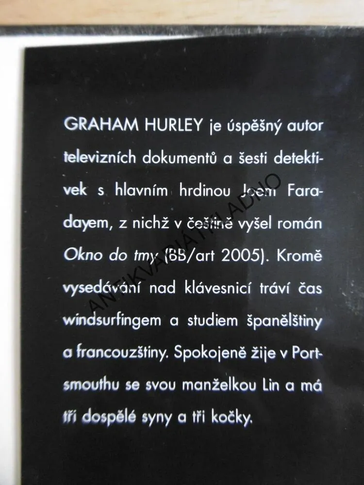 SMUTEK NOSÍ ČERNOU, GRAHAM HURLEY, **an