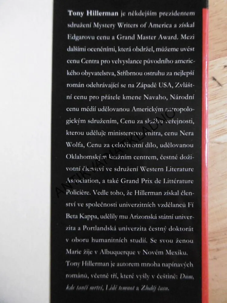MLUVÍCÍ BŮH, TONY HILLERMAN, **an