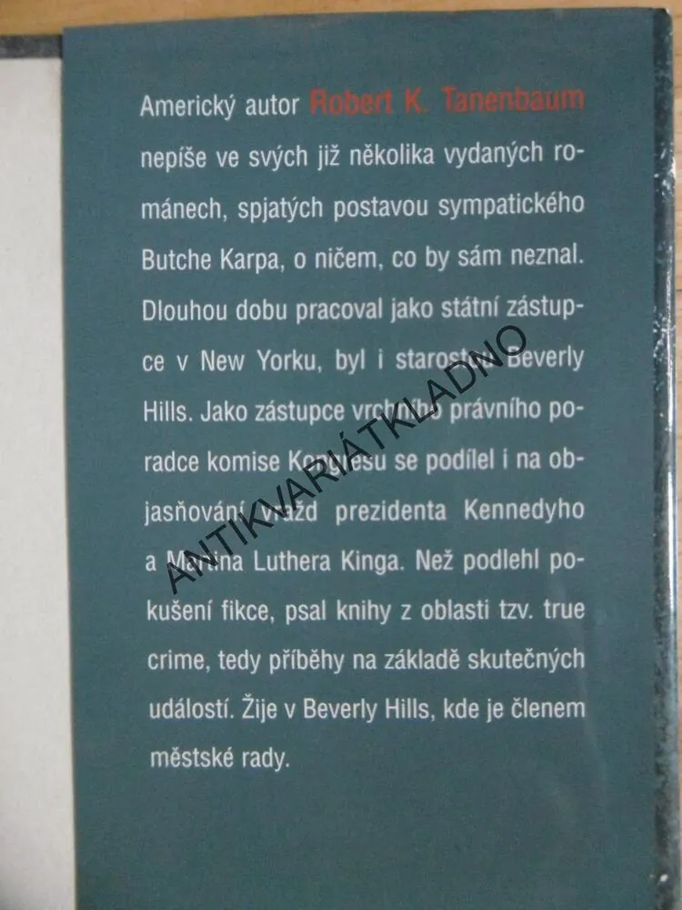 ODHALENÝ OMYL, ROBERT K. TANENBAUM, **an