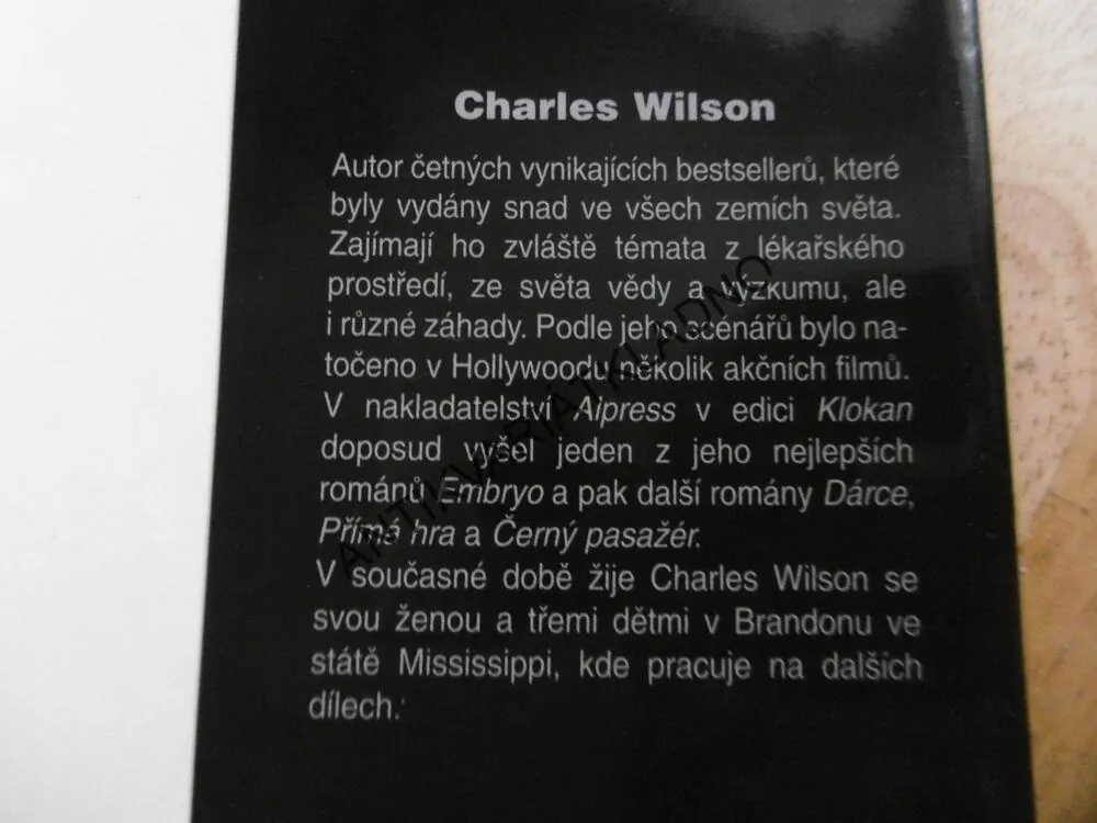 TEMNÝ SPÁNEK, CHARLES WILSON, **an