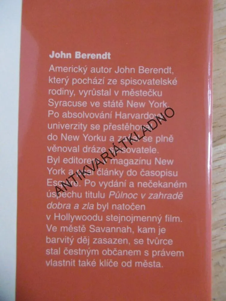 PŮLNOC V ZAHRADĚ DOBRA A ZLA, JOHN BERENDT, **an