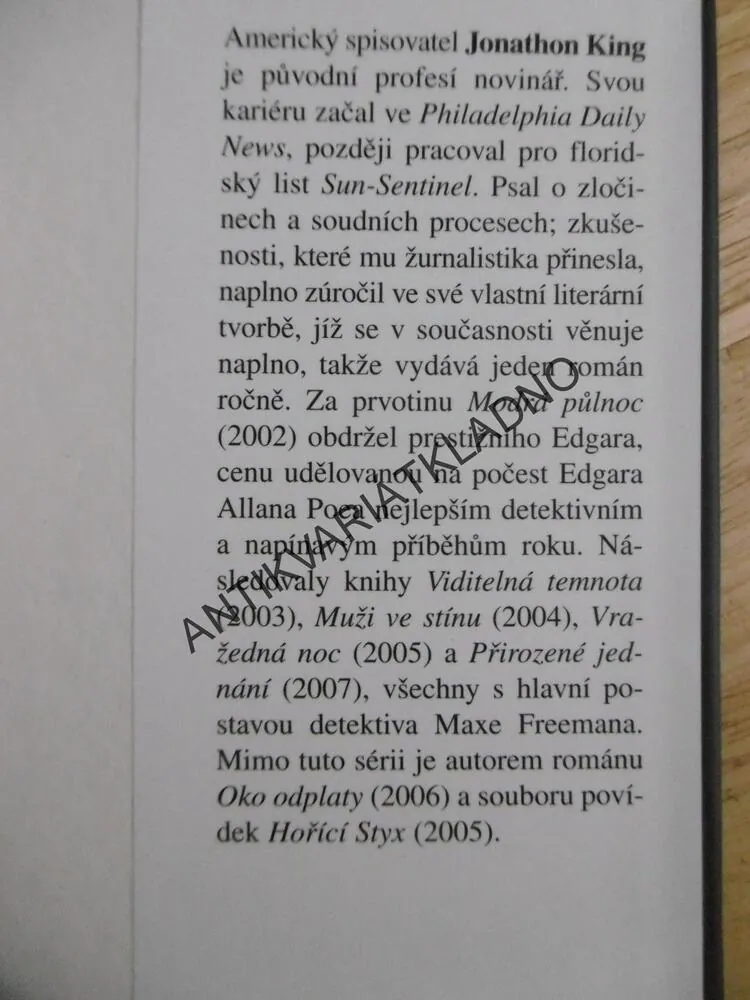 VIDITELNÁ TEMNOTA, JONATHON KING, **an