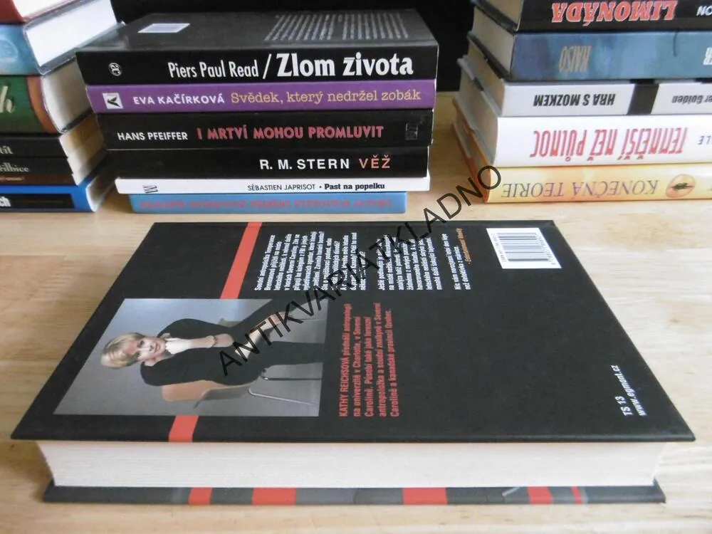 OSUDOVÁ CESTA, KATHY REICHSOVÁ, **an