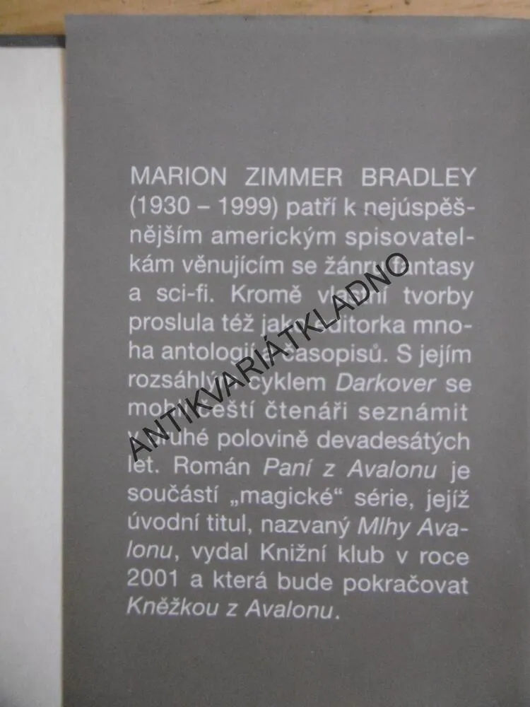 PANÍ Z AVALONU, MARION ZIMMER BRADLEY, **an