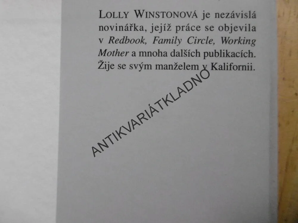 PRAVIDLA ŽALU, LOLLY WINSTONOVÁ, **an