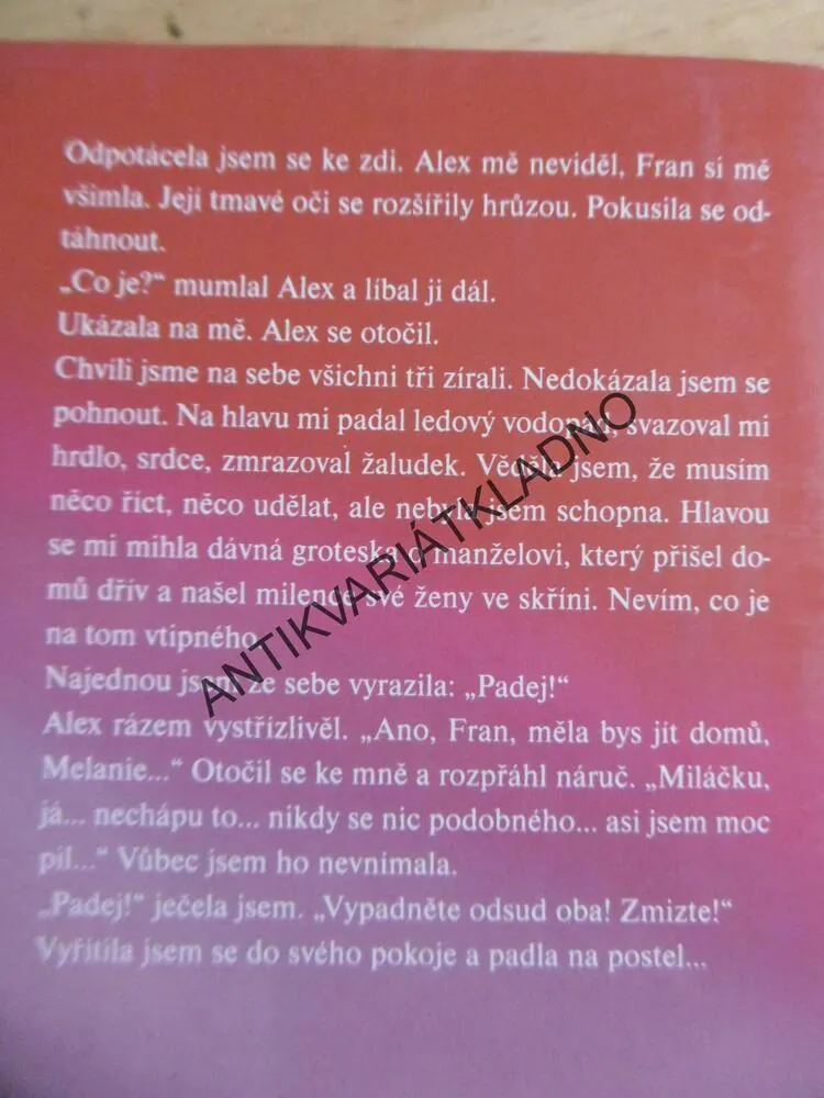 AMANDA SE VDÁVÁ, JENNY COLGANOVÁ, **an