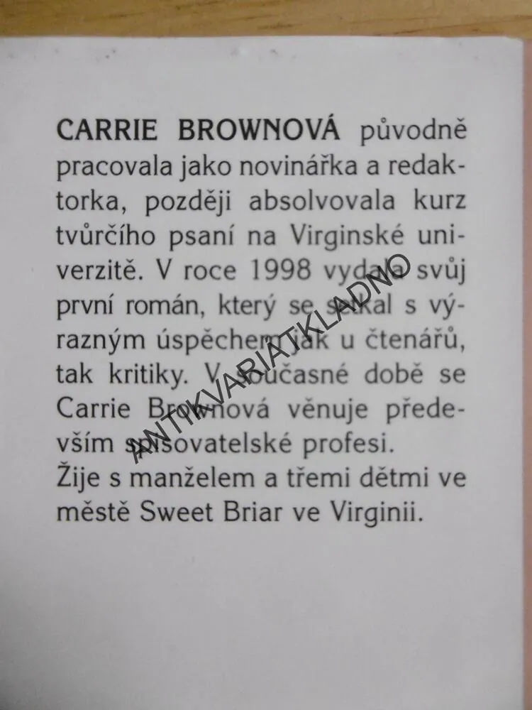 ZAMILOVANÝ POŠTMISTR, CARRIE BROWNOVÁ, **an