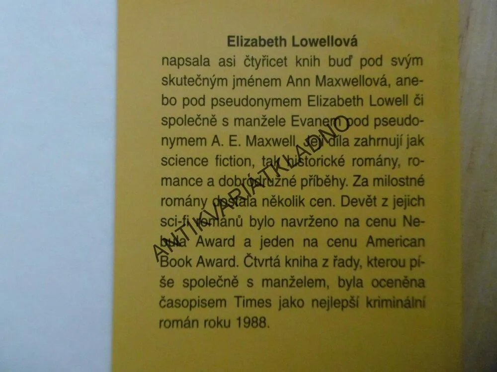 JANTAROVÁ PLÁŽ, ELIZABETH LOWELLOVÁ, **an