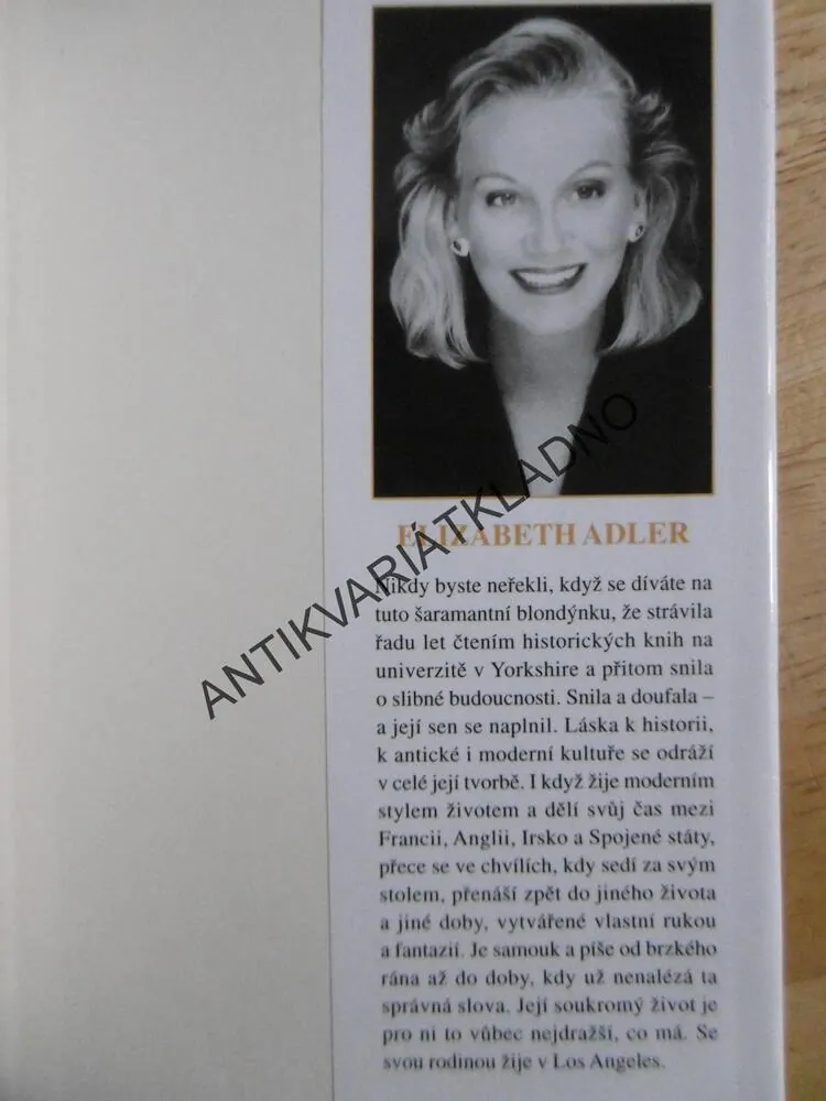 V ZAJETÍ DĚDICTVÍ, ELIZABETH ADLER, **an