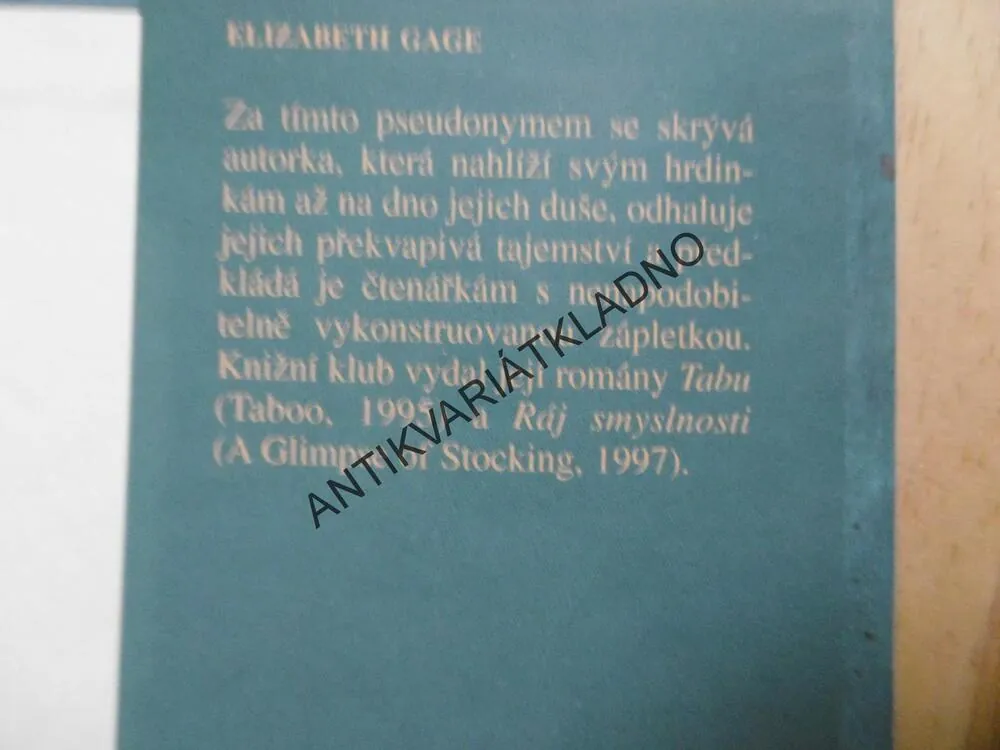 INTRIKY A DŮVĚRNOSTI, ELIZABETH GAGE, **an