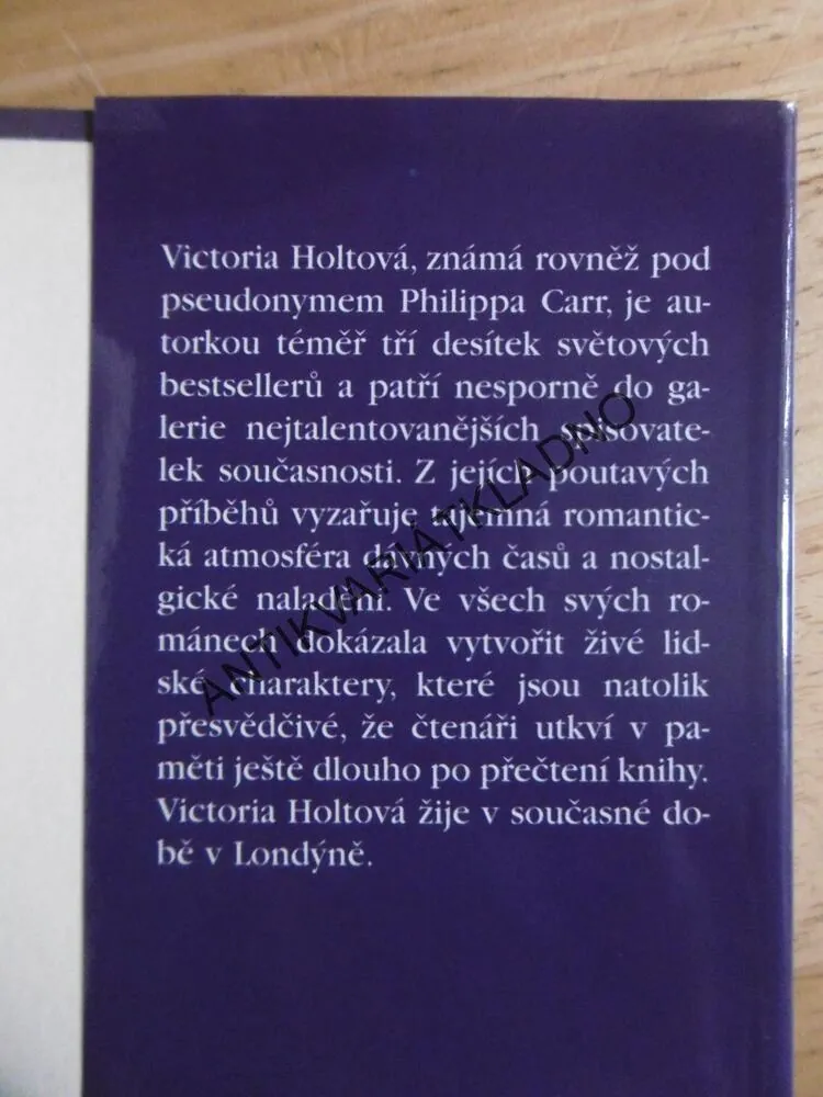 HEDVÁBNÁ POMSTA, VICTORIA HOLTOVÁ, **an