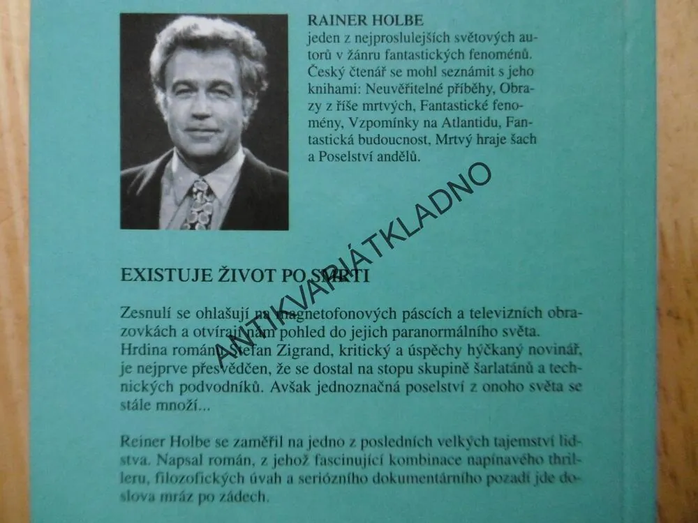 NIKDO NEUMÍRÁ NAVŽDY, RAINER HOLBE **an