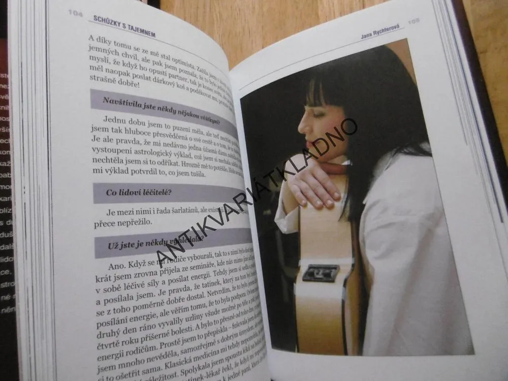 SCHŮZKY S TAJEMNEM, RICHARD SACHER, **an