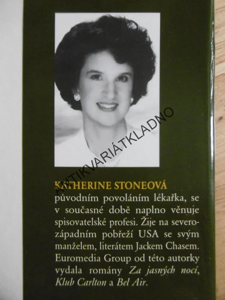 KONEČNĚ DOMA, KATHERINE STONEOVÁ, **an