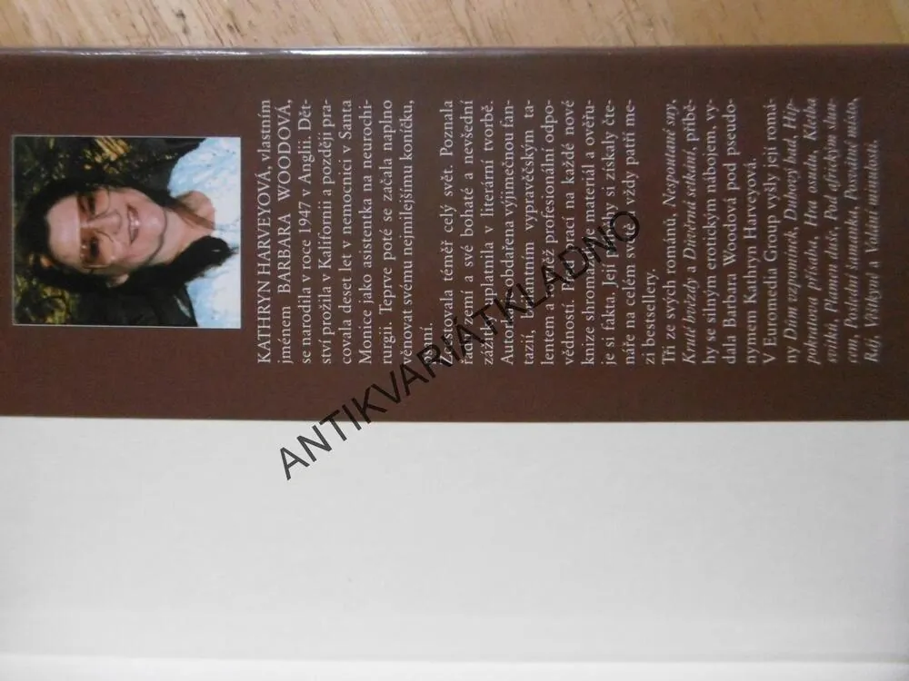 NESPOUTANÉ SNY, KATHRYN HARVEYOVÁ, **an