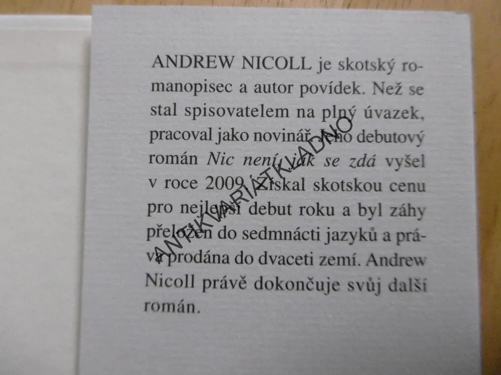 NIC NENÍ, JAK SE ZDÁ, ANDREW NICOLL, **an
