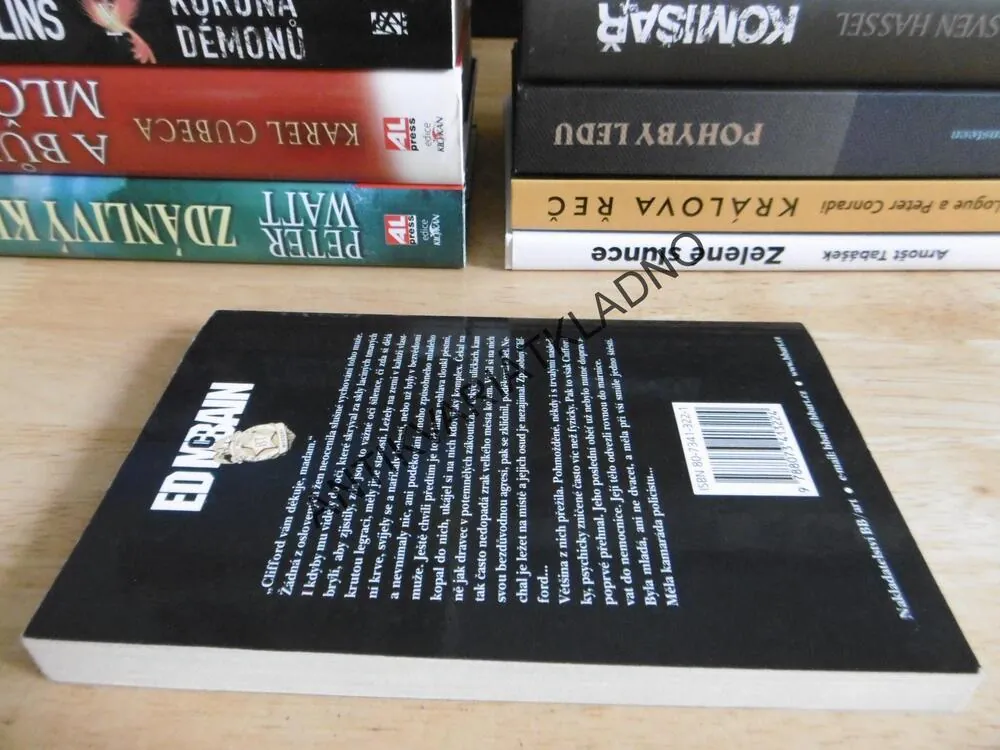 ÚTOČNÍK, ED MCBAIN, **an
